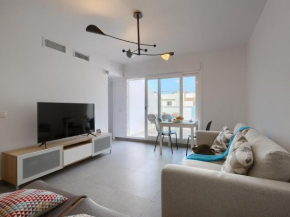 LUXURY PENTHOUSE 2nd LINE TO THE BEACH!